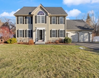 53 Russells Way, Westford, Massachusetts, 4 Bedrooms Bedrooms, 8 Rooms Rooms,2.5 BathroomsBathrooms,Residential,For Sale,Russells Way,73468398