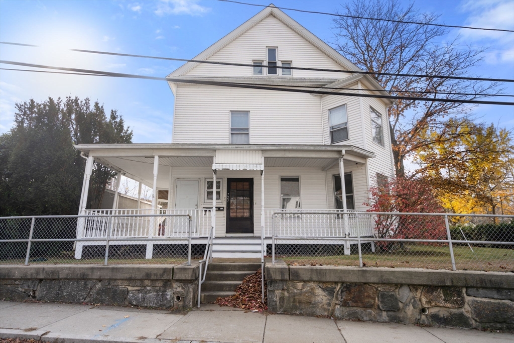 723 Main St, Southbridge, Massachusetts, 4 Bedrooms Bedrooms, 14 Rooms Rooms,3.5 BathroomsBathrooms,Residential Income,For Sale,Main St,73468538