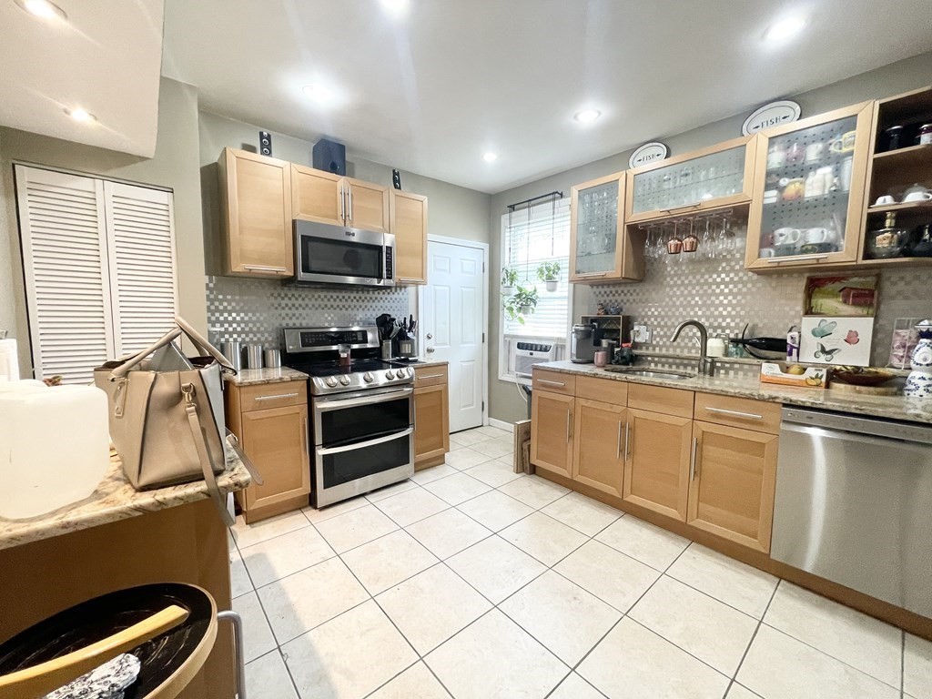 9 Mount Pleasant, Boston, Massachusetts, 5 Bedrooms Bedrooms, 7 Rooms Rooms,1 BathroomBathrooms,Residential Lease,For Rent,Mount Pleasant,73092591