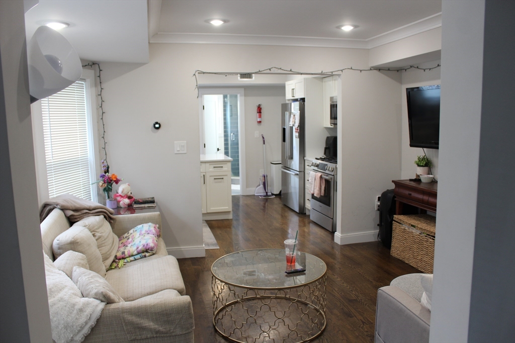 15 Pomeroy, Boston, Massachusetts, 4 Bedrooms Bedrooms, 5 Rooms Rooms,3 BathroomsBathrooms,Residential Lease,For Rent,Pomeroy,73410039