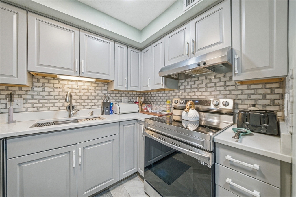 502 Oak, Brockton, Massachusetts, 2 Bedrooms Bedrooms, 5 Rooms Rooms,1 BathroomBathrooms,Residential,For Sale,Oak,73468403