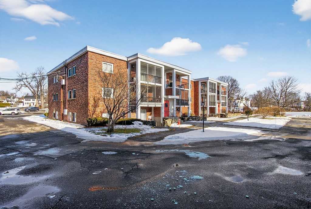 144 West St, Leominster, Massachusetts, 1 Bedroom Bedrooms, 3 Rooms Rooms,1 BathroomBathrooms,Residential,For Sale,West St,73468428