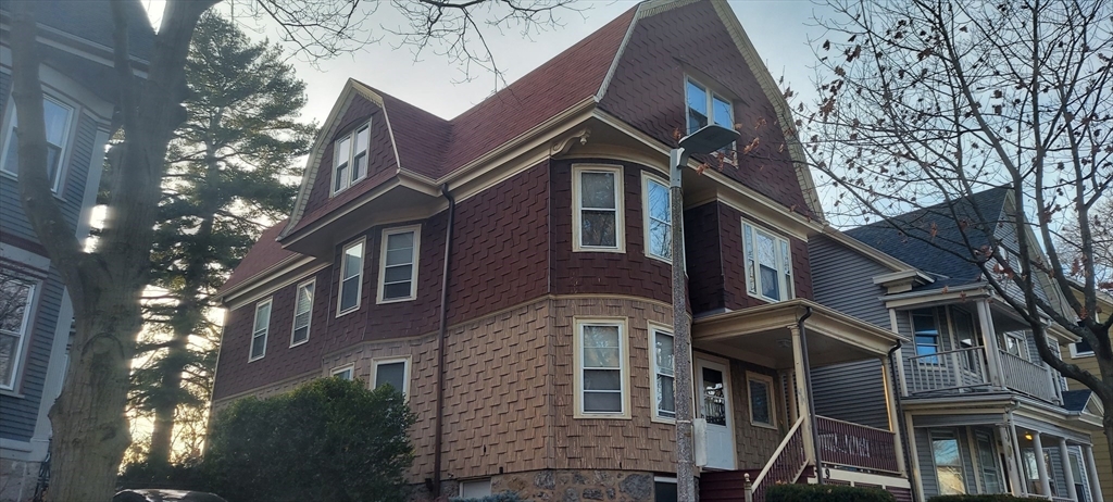 9 Oakview Ter, Boston, Massachusetts, 6 Bedrooms Bedrooms, 20 Rooms Rooms,3.5 BathroomsBathrooms,Residential Income,For Sale,Oakview Ter,73468441