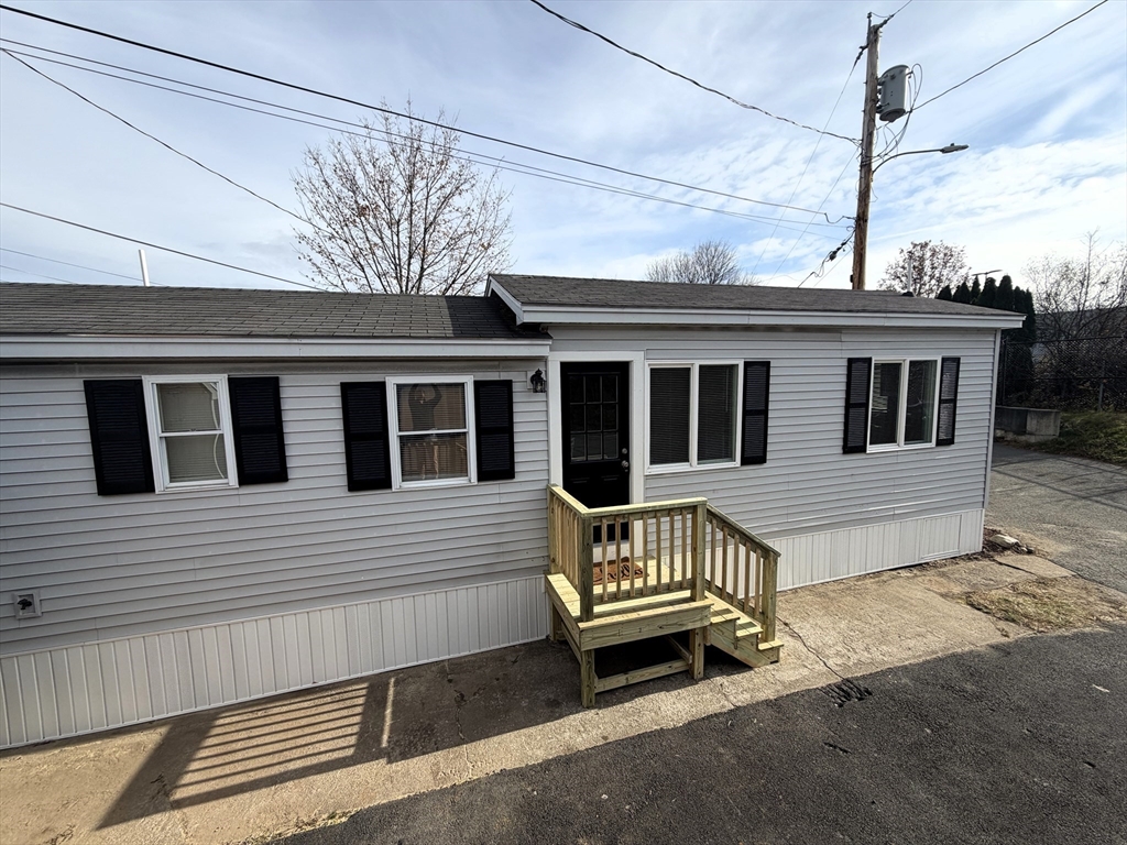 200 North Street, Danvers, Massachusetts, 2 Bedrooms Bedrooms, 4 Rooms Rooms,1 BathroomBathrooms,Residential,For Sale,North Street,73456848