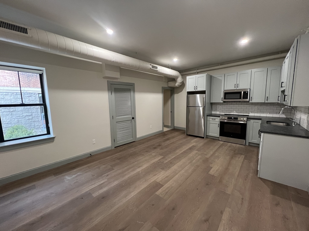 160 Seabury St, Fall River, Massachusetts, 2 Bedrooms Bedrooms, 5 Rooms Rooms,1 BathroomBathrooms,Residential Lease,For Rent,Seabury St,73468595