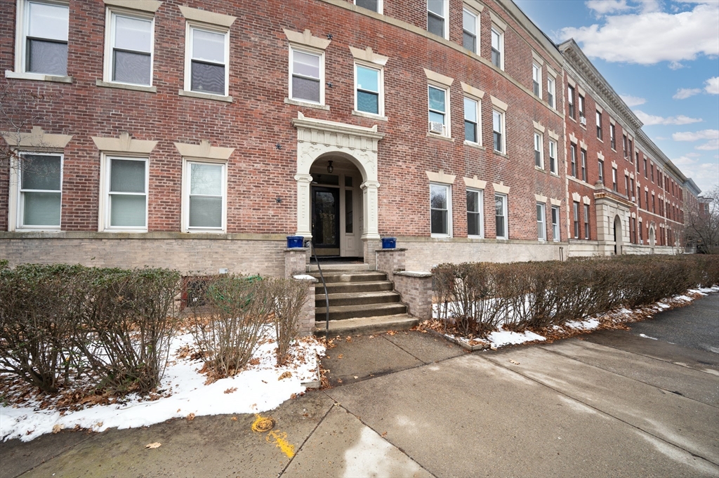 6 Parkway Rd, Brookline, Massachusetts, 3 Bedrooms Bedrooms, 6 Rooms Rooms,1 BathroomBathrooms,Residential,For Sale,Parkway Rd,73468610