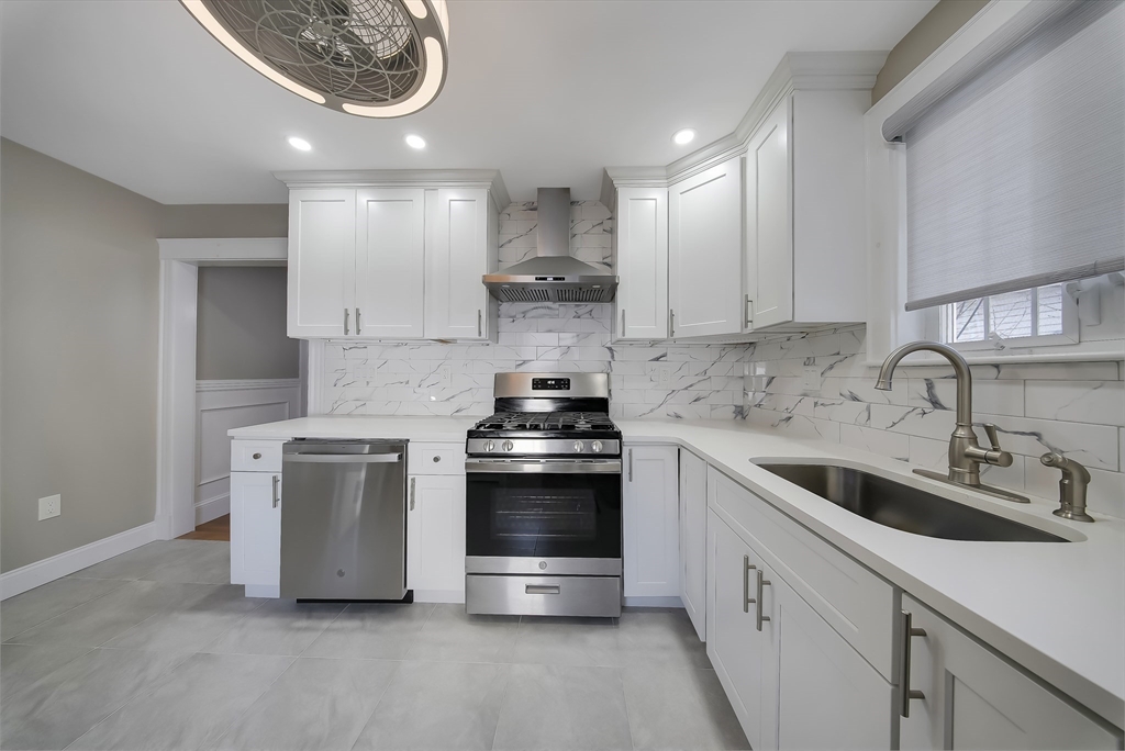 52 Hovey St, Quincy, Massachusetts, 2 Bedrooms Bedrooms, 6 Rooms Rooms,2 BathroomsBathrooms,Residential Lease,For Rent,Hovey St,73460428