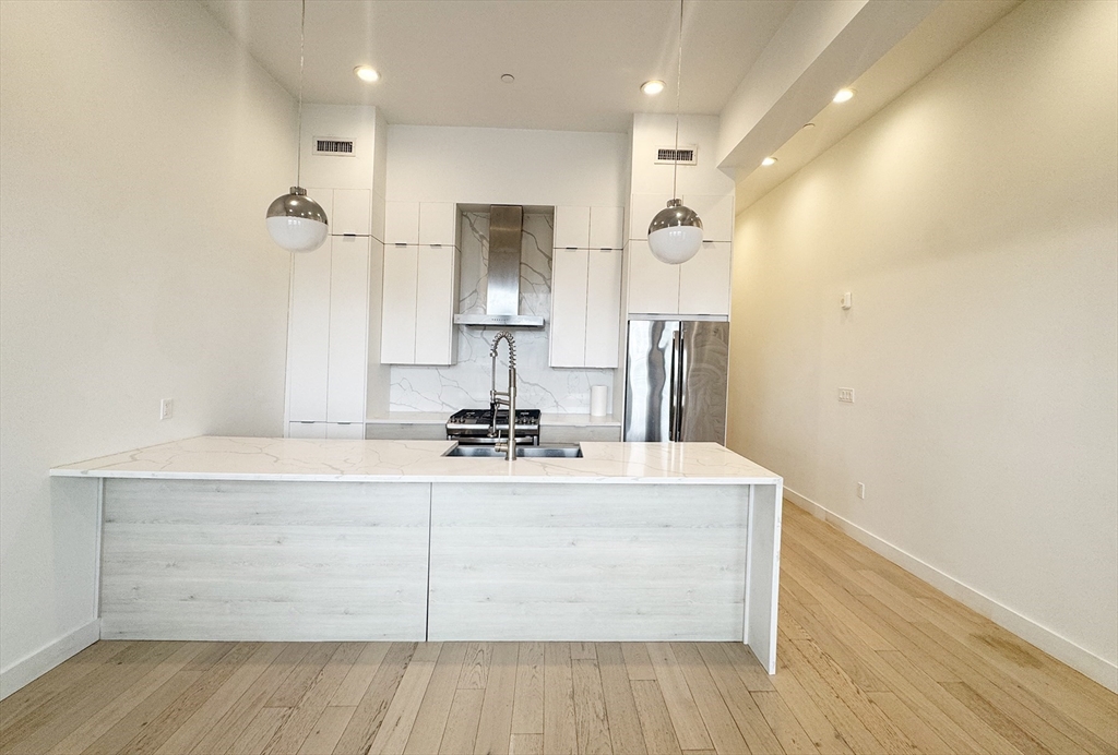 360 Meridian Street, Boston, Massachusetts, 1 Bedroom Bedrooms, 4 Rooms Rooms,1 BathroomBathrooms,Residential Lease,For Rent,Meridian Street,73468758