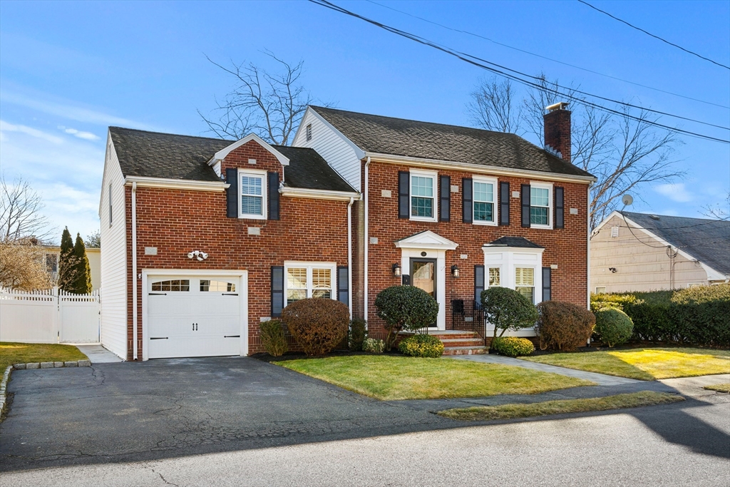 4 Dean Rd, Marblehead, Massachusetts, 4 Bedrooms Bedrooms, 8 Rooms Rooms,2 BathroomsBathrooms,Residential,For Sale,Dean Rd,73468848