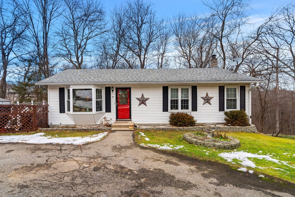 37 Lombard Ave, Amesbury, Massachusetts, 3 Bedrooms Bedrooms, 7 Rooms Rooms,1.5 BathroomsBathrooms,Residential,For Sale,Lombard Ave,73468724