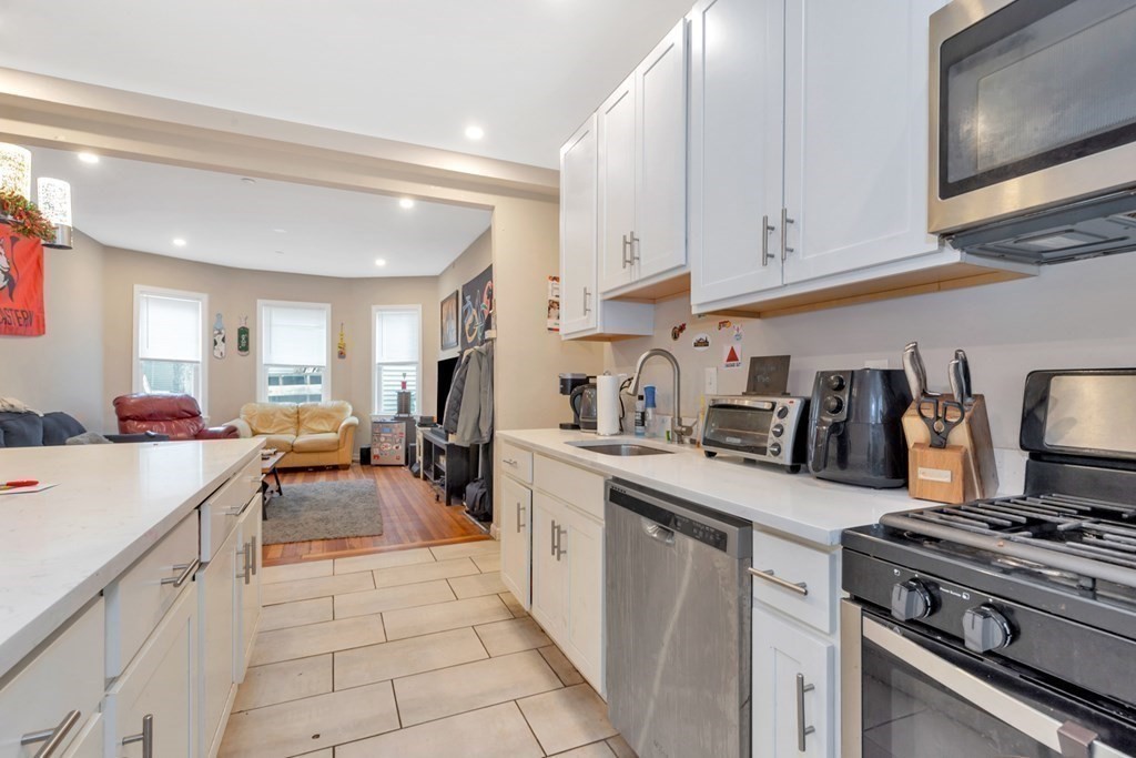 228 Calumet St, Boston, Massachusetts, 4 Bedrooms Bedrooms, 7 Rooms Rooms,2 BathroomsBathrooms,Residential Lease,For Rent,Calumet St,73311512