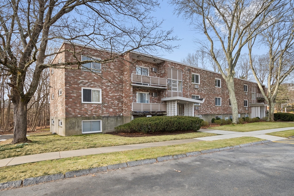 25 Lionel Ave, Waltham, Massachusetts, 2 Bedrooms Bedrooms, 4 Rooms Rooms,1 BathroomBathrooms,Residential,For Sale,Lionel Ave,73468880