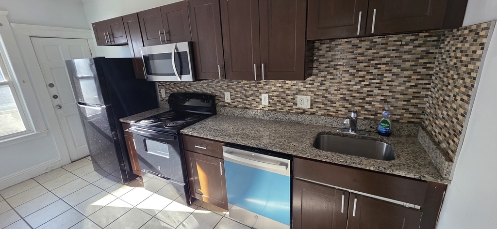 72 Campbell Ave, Revere, Massachusetts, 2 Bedrooms Bedrooms, 5 Rooms Rooms,1 BathroomBathrooms,Residential Lease,For Rent,Campbell Ave,73468891