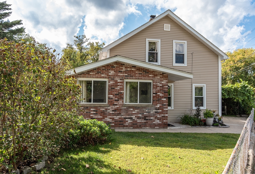 68 Northeast St, Woonsocket, Rhode Island, 3 Bedrooms Bedrooms, 6 Rooms Rooms,1 BathroomBathrooms,Residential,For Sale,Northeast St,73454557