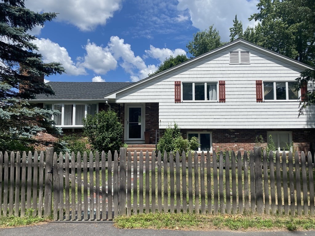 809 Central Ave, Needham, Massachusetts, 4 Bedrooms Bedrooms, 10 Rooms Rooms,3 BathroomsBathrooms,Residential Lease,For Rent,Central Ave,73469048