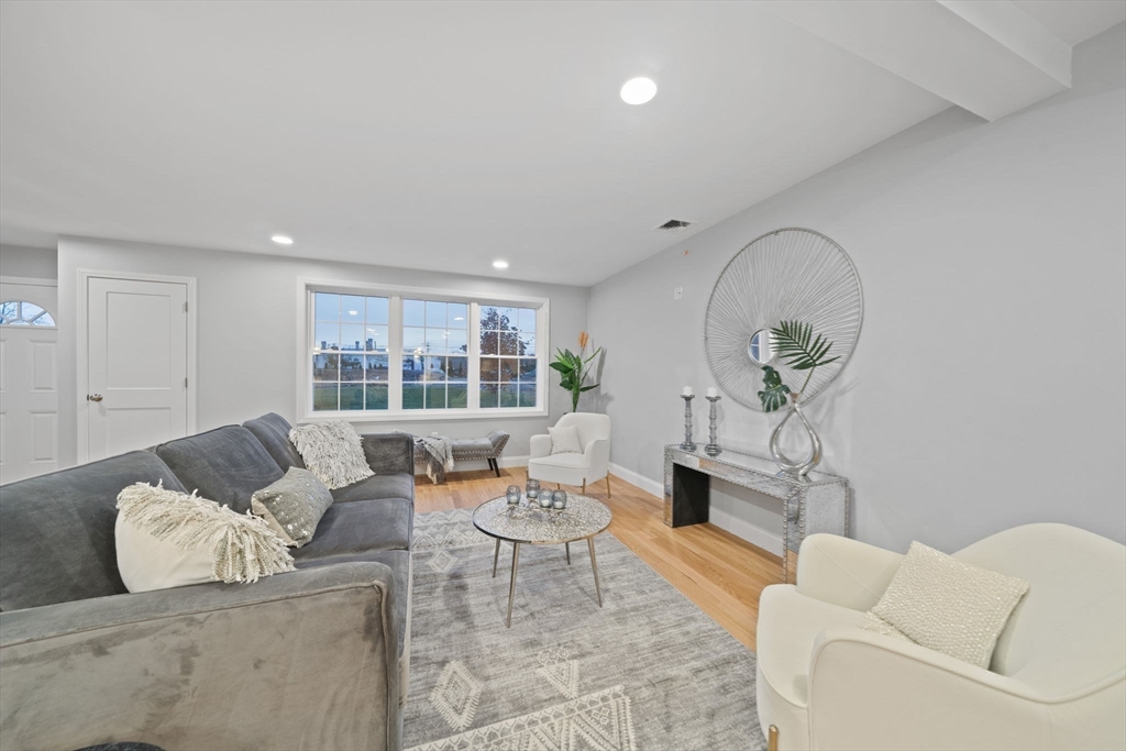 8 Simmonds Blvd., Randolph, Massachusetts, 2 Bedrooms Bedrooms, 6 Rooms Rooms,2.5 BathroomsBathrooms,Residential,For Sale,Simmonds Blvd.,73469239