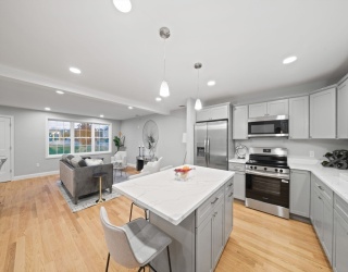 10 Simmonds Blvd., Randolph, Massachusetts, 2 Bedrooms Bedrooms, 6 Rooms Rooms,2.5 BathroomsBathrooms,Residential,For Sale,Simmonds Blvd.,73469245