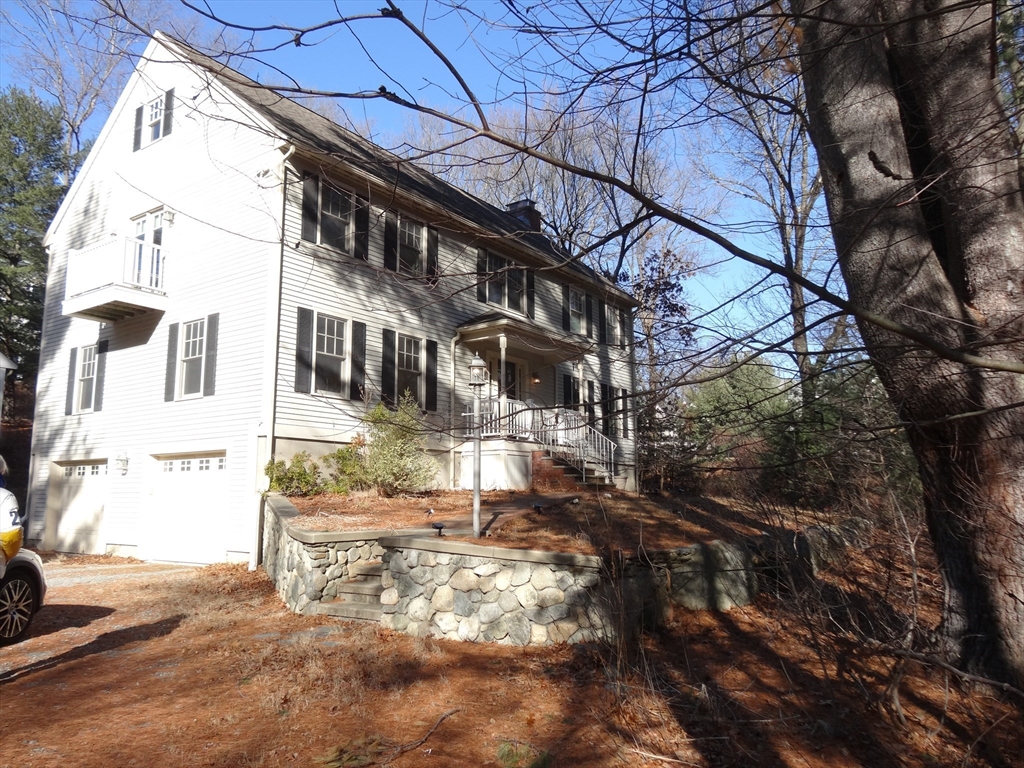 101 Longwood Road, Reading, Massachusetts, 4 Bedrooms Bedrooms, 8 Rooms Rooms,2.5 BathroomsBathrooms,Residential Lease,For Rent,Longwood Road,73469249