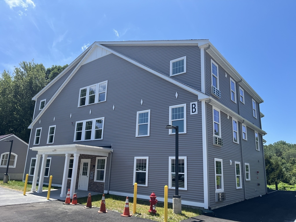 68 B Spring Street, Mansfield, Massachusetts, 1 Bedroom Bedrooms, 3 Rooms Rooms,1 BathroomBathrooms,Residential Lease,For Rent,Spring Street,73469194