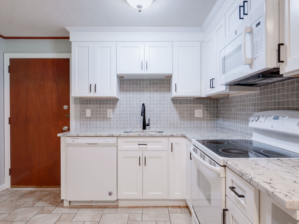 39 Pleasant, Northborough, Massachusetts, 2 Bedrooms Bedrooms, 5 Rooms Rooms,1 BathroomBathrooms,Residential,For Sale,Pleasant,73469347