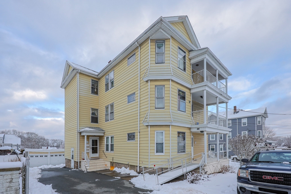 352 Barnes St, Fall River, Massachusetts, 11 Bedrooms Bedrooms, 24 Rooms Rooms,3 BathroomsBathrooms,Residential Income,For Sale,Barnes St,73469351