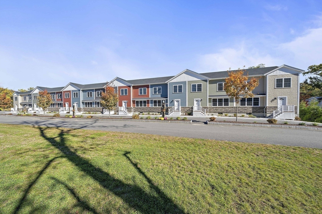 18 Simmonds Blvd., Randolph, Massachusetts, 2 Bedrooms Bedrooms, 6 Rooms Rooms,2.5 BathroomsBathrooms,Residential,For Sale,Simmonds Blvd.,73469430