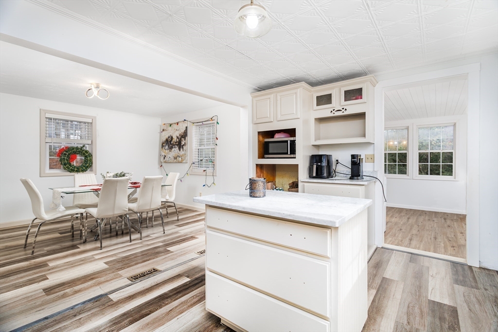 28 Holly Drive, Gardner, Massachusetts, 3 Bedrooms Bedrooms, 8 Rooms Rooms,2 BathroomsBathrooms,Residential,For Sale,Holly Drive,73469434