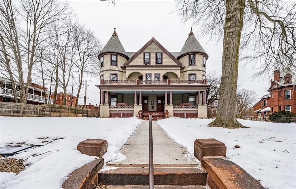 1137 Dwight St, Holyoke, Massachusetts, 2 Bedrooms Bedrooms, 4 Rooms Rooms,1 BathroomBathrooms,Residential,For Sale,Dwight St,73469436