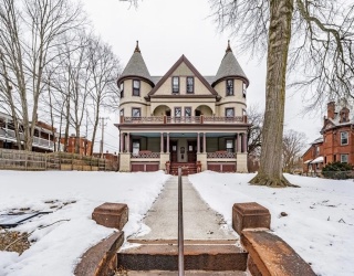 1137 Dwight St, Holyoke, Massachusetts, 2 Bedrooms Bedrooms, 4 Rooms Rooms,1 BathroomBathrooms,Residential,For Sale,Dwight St,73469436