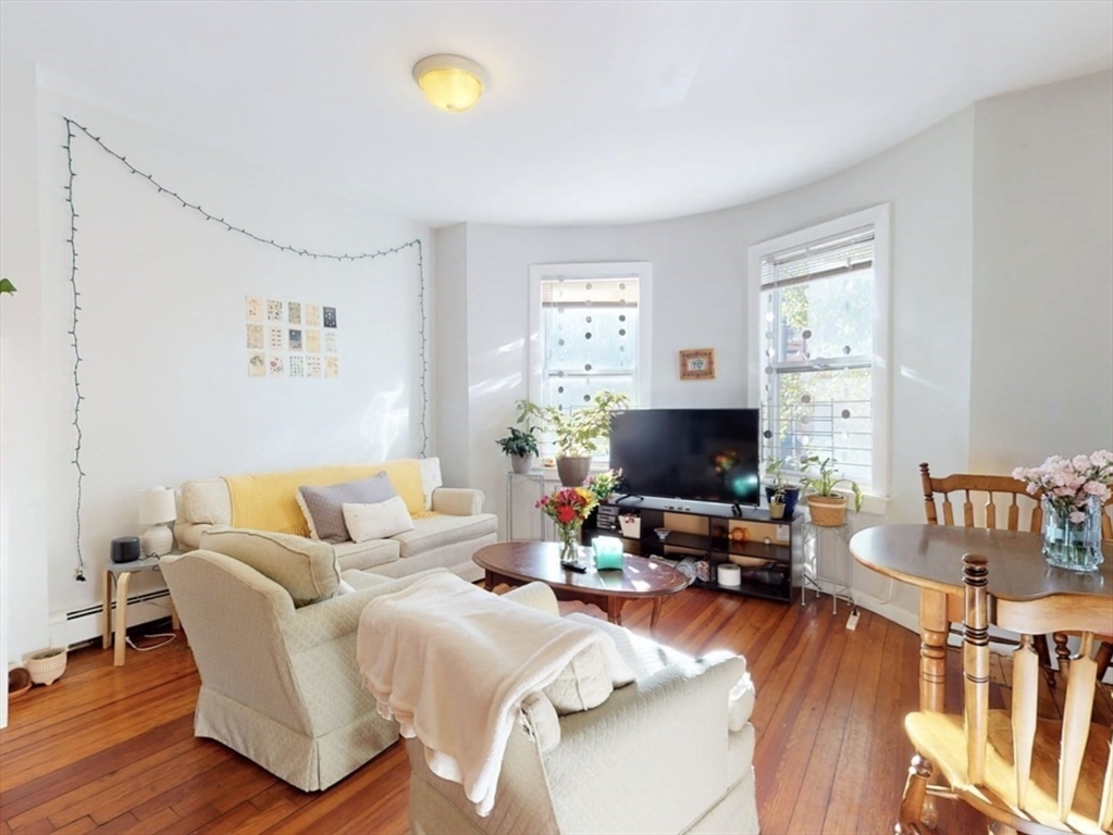 32 S Huntington, Boston, Massachusetts, 4 Bedrooms Bedrooms, 8 Rooms Rooms,2 BathroomsBathrooms,Residential Lease,For Rent,S Huntington,73469522