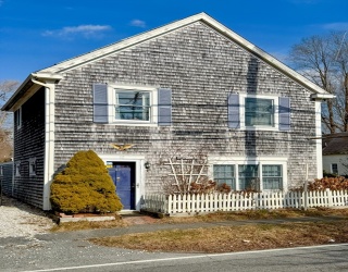 27 Carriage Shop Rd, Falmouth, Massachusetts, 2 Bedrooms Bedrooms, 5 Rooms Rooms,2 BathroomsBathrooms,Residential,For Sale,Carriage Shop Rd,73469529
