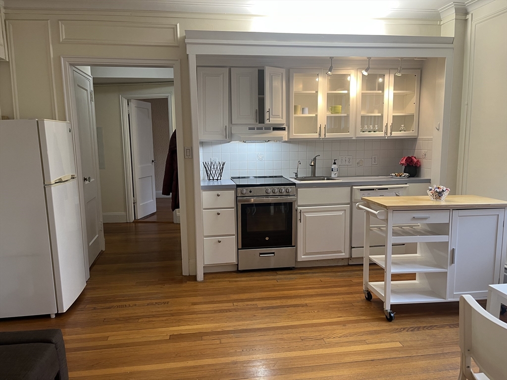 988 Memorial Drive, Cambridge, Massachusetts, 1 Bedroom Bedrooms, 3 Rooms Rooms,1 BathroomBathrooms,Residential Lease,For Rent,Memorial Drive,73460528
