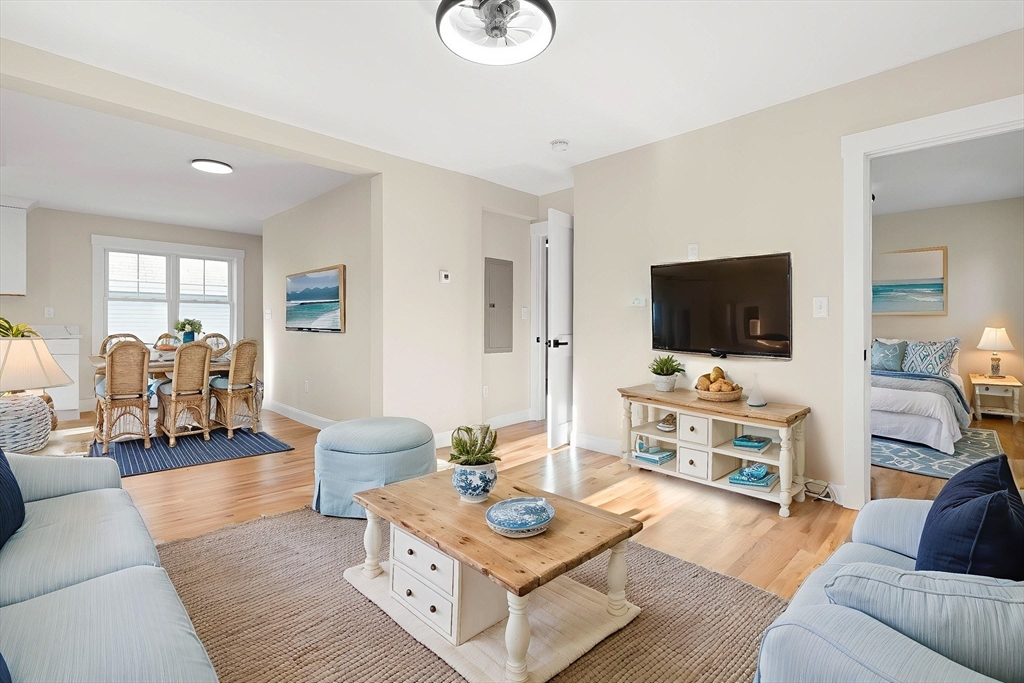 20 Beacon St., Gloucester, Massachusetts, 4 Bedrooms Bedrooms, 6 Rooms Rooms,2 BathroomsBathrooms,Residential,For Sale,Beacon St.,73469566