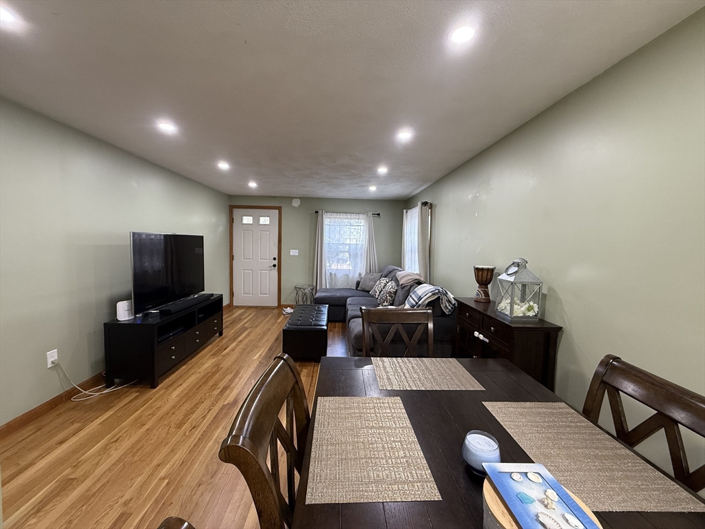 39 Plimpton Ave, Norwood, Massachusetts, 2 Bedrooms Bedrooms, 4 Rooms Rooms,1.5 BathroomsBathrooms,Residential Lease,For Rent,Plimpton Ave,73451431