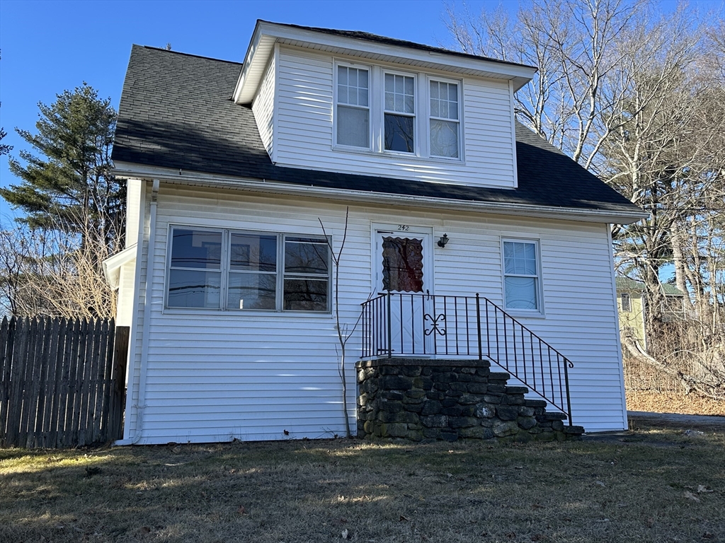 242 Greenwood St, Worcester, Massachusetts, 4 Bedrooms Bedrooms, 6 Rooms Rooms,2 BathroomsBathrooms,Residential Lease,For Rent,Greenwood St,73469595