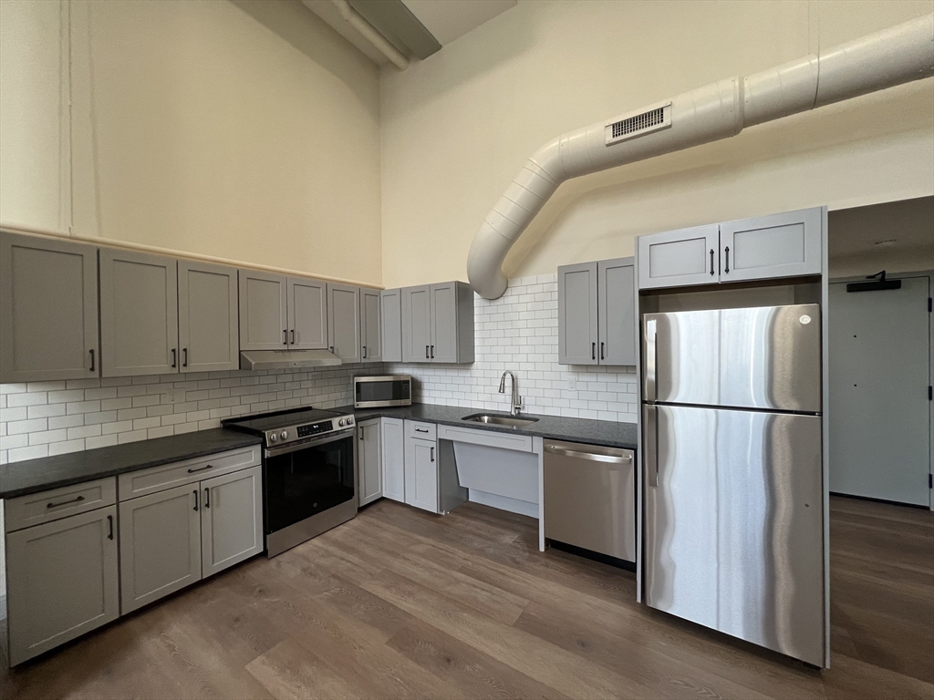 160 Seabury Street, Fall River, Massachusetts, 2 Bedrooms Bedrooms, 4 Rooms Rooms,1 BathroomBathrooms,Residential Lease,For Rent,Seabury Street,73469609