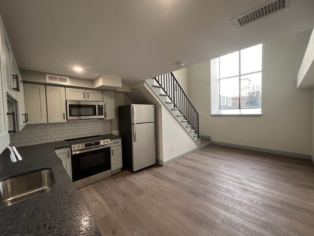 160 Seabury St, Fall River, Massachusetts, 3 Bedrooms Bedrooms, 6 Rooms Rooms,1.5 BathroomsBathrooms,Residential Lease,For Rent,Seabury St,73469612