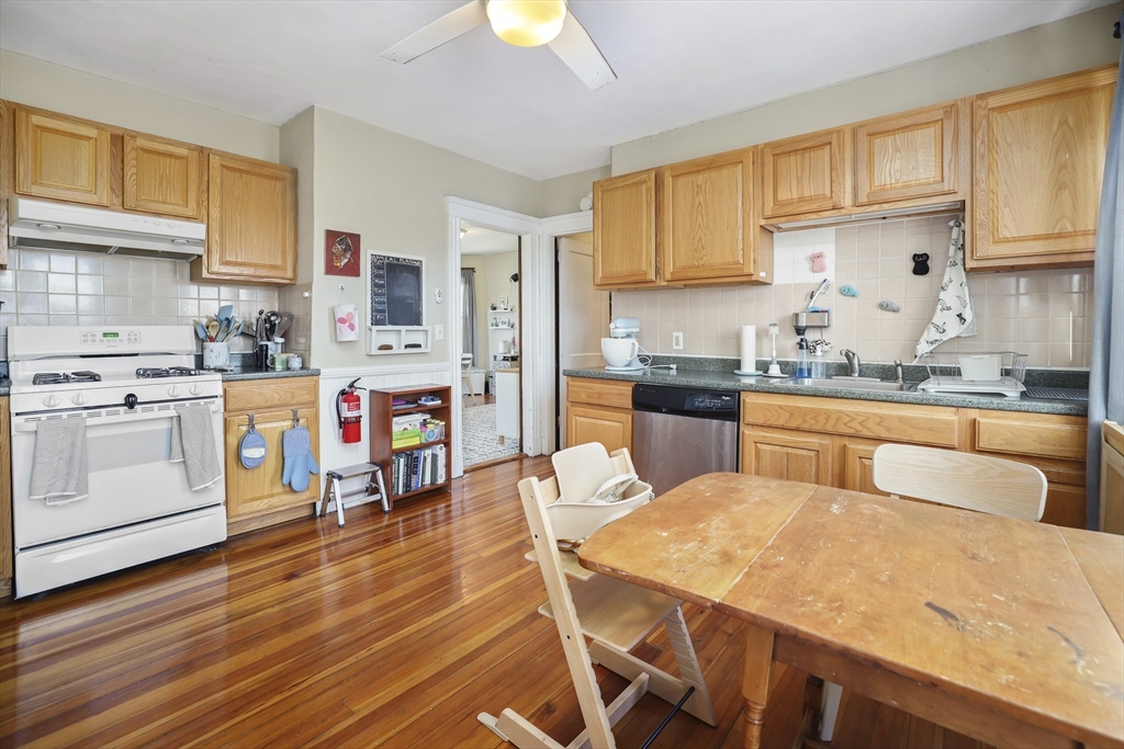 822 Centre Street, Boston, Massachusetts, 2 Bedrooms Bedrooms, 6 Rooms Rooms,1 BathroomBathrooms,Residential Lease,For Rent,Centre Street,73469641