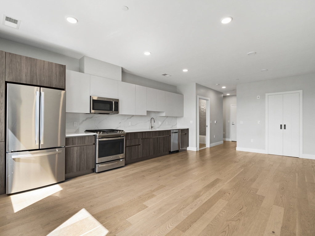 9 Central St, Somerville, Massachusetts, 2 Rooms Rooms,1 BathroomBathrooms,Residential Lease,For Rent,Central St,73468242