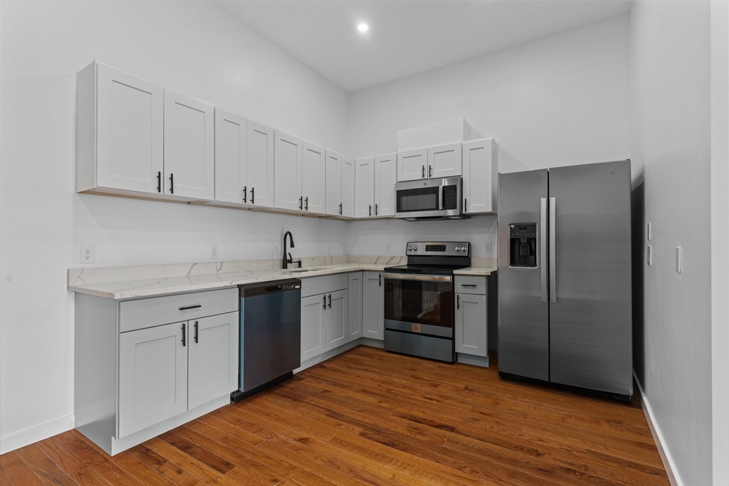 280 Essex Street, Lawrence, Massachusetts, 2 Bedrooms Bedrooms, 4 Rooms Rooms,1 BathroomBathrooms,Residential Lease,For Rent,Essex Street,73456227
