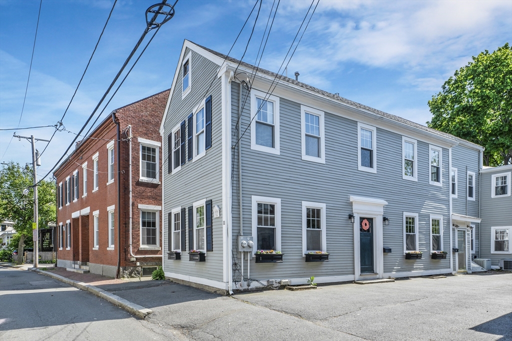11 Williams St, Salem, Massachusetts, 2 Bedrooms Bedrooms, 6 Rooms Rooms,2 BathroomsBathrooms,Residential,For Sale,Williams St,73469922