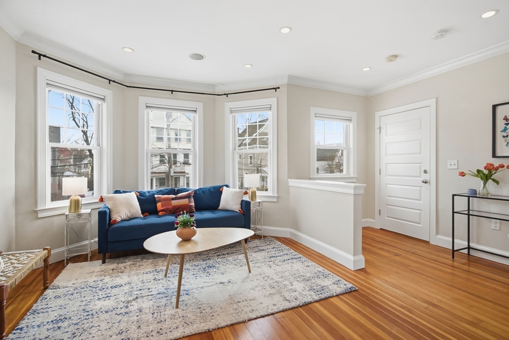 22 Walter St, Boston, Massachusetts, 2 Bedrooms Bedrooms, 5 Rooms Rooms,1 BathroomBathrooms,Residential,For Sale,Walter St,73469928