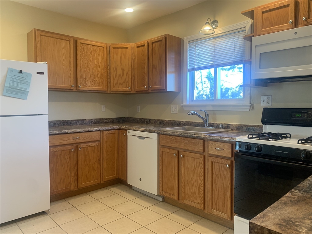 3 Hawkes St, Marblehead, Massachusetts, 2 Bedrooms Bedrooms, 6 Rooms Rooms,1 BathroomBathrooms,Residential Lease,For Rent,Hawkes St,73469965