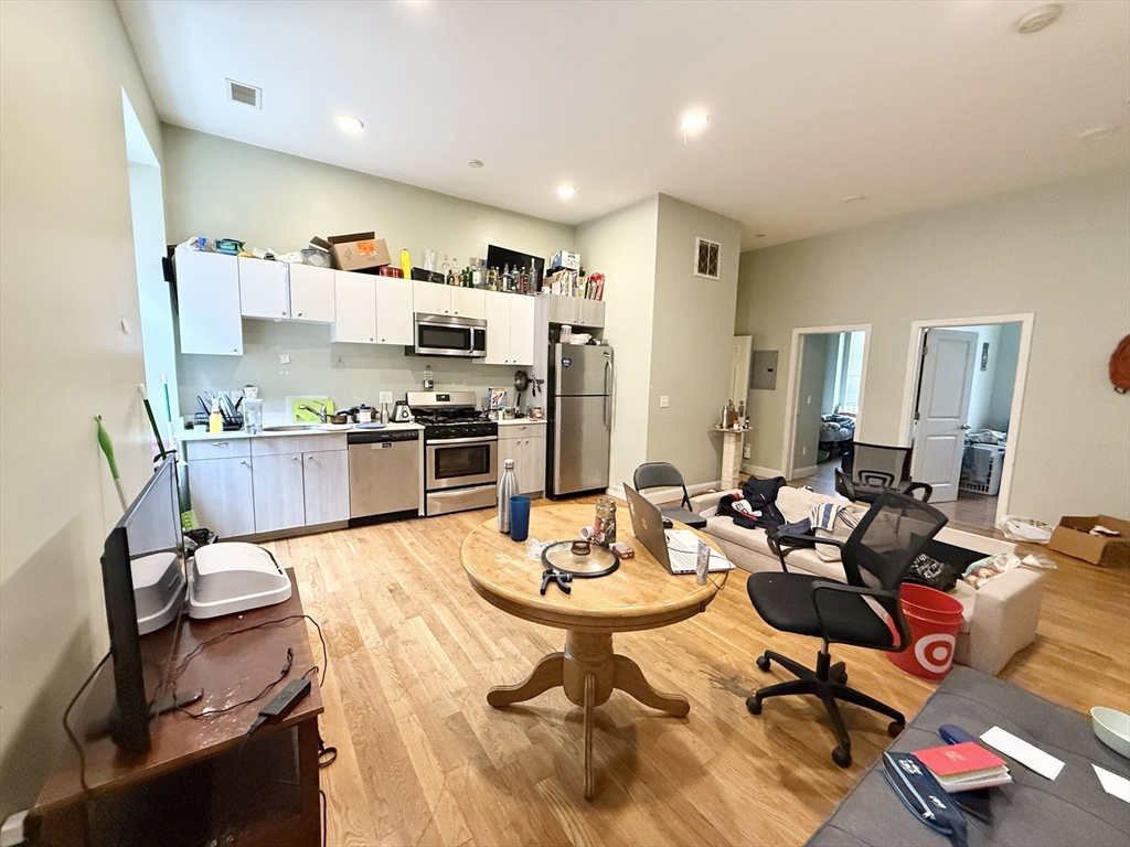 409 Dudley St, Boston, Massachusetts, 3 Bedrooms Bedrooms, 6 Rooms Rooms,2 BathroomsBathrooms,Residential Lease,For Rent,Dudley St,73378235