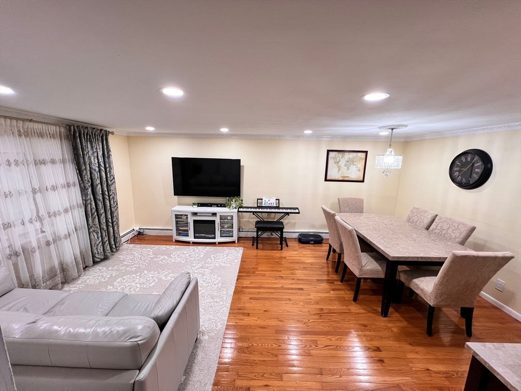 108 Kingston, North Andover, Massachusetts, 2 Bedrooms Bedrooms, 5 Rooms Rooms,1.5 BathroomsBathrooms,Residential Lease,For Rent,Kingston,73470268