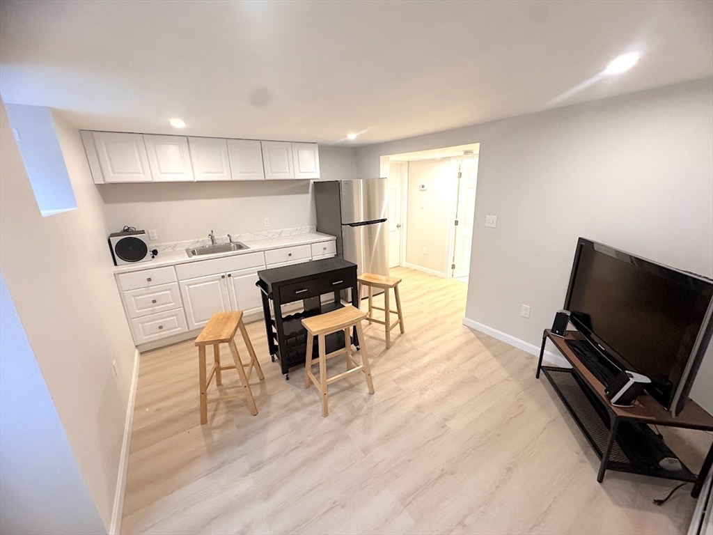 39 Cottage St., Stoneham, Massachusetts, 2 Bedrooms Bedrooms, 4 Rooms Rooms,1 BathroomBathrooms,Residential Lease,For Rent,Cottage St.,73470319