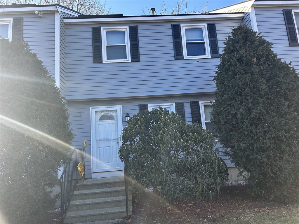 810 Lawrence St, Lowell, Massachusetts, 2 Bedrooms Bedrooms, 4 Rooms Rooms,1.5 BathroomsBathrooms,Residential,For Sale,Lawrence St,73470323