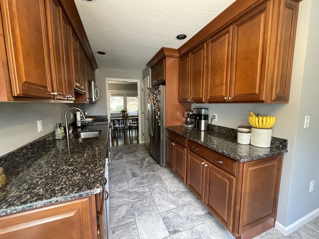 240 Heritage Dr, Northbridge, Massachusetts, 2 Bedrooms Bedrooms, 5 Rooms Rooms,1.5 BathroomsBathrooms,Residential,For Sale,Heritage Dr,73470326