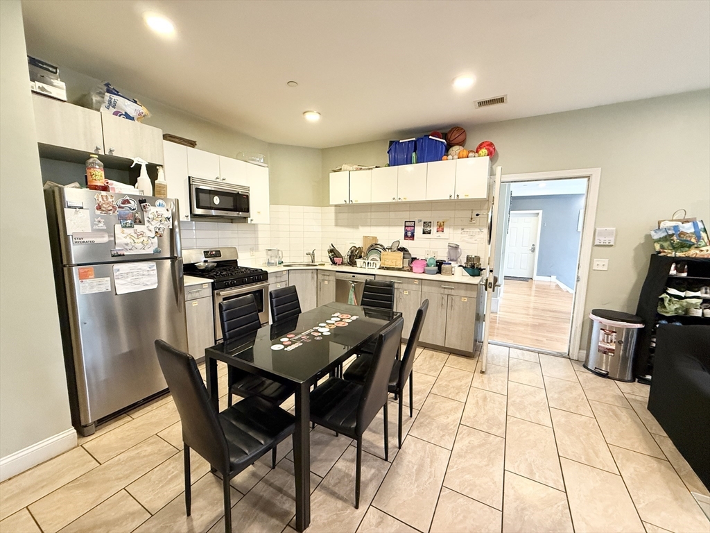 299 Dudley St, Boston, Massachusetts, 3 Bedrooms Bedrooms, 6 Rooms Rooms,2 BathroomsBathrooms,Residential Lease,For Rent,Dudley St,73378152