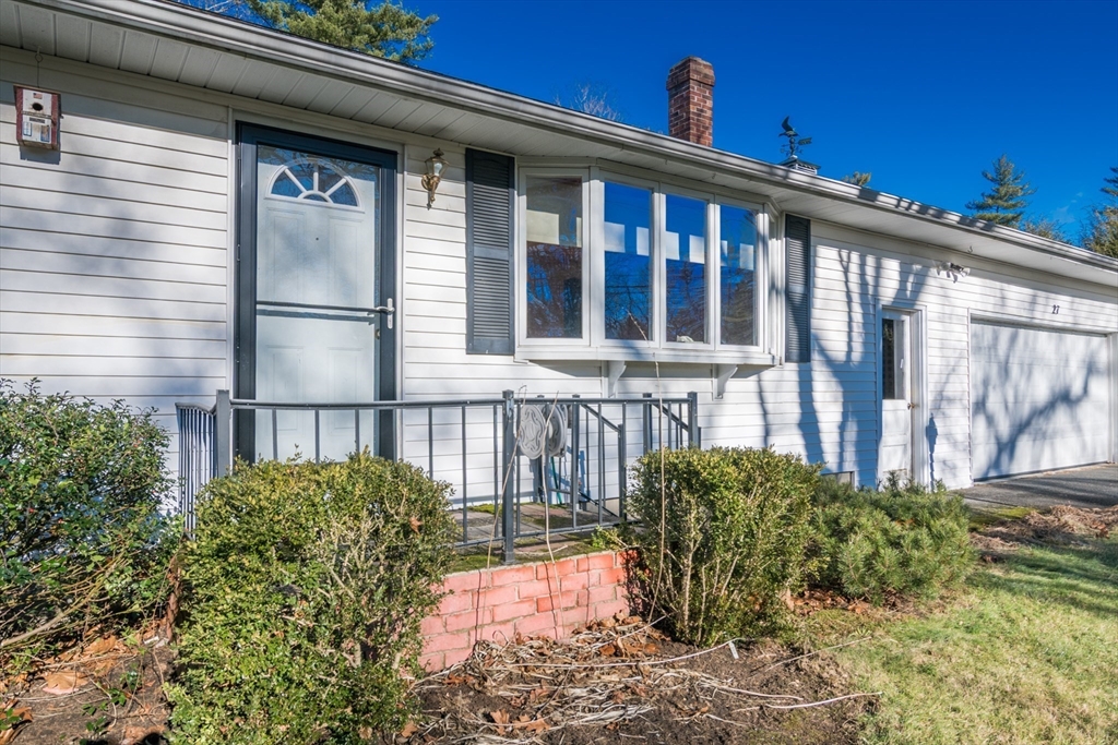 27 Lunt Dr, Greenfield, Massachusetts, 2 Bedrooms Bedrooms, 5 Rooms Rooms,1 BathroomBathrooms,Residential,For Sale,Lunt Dr,73459209